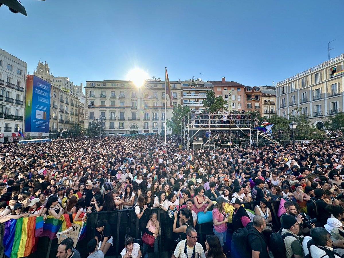 El Orgullo arranca con la fiesta en la Plaza de Pedro Zerolo