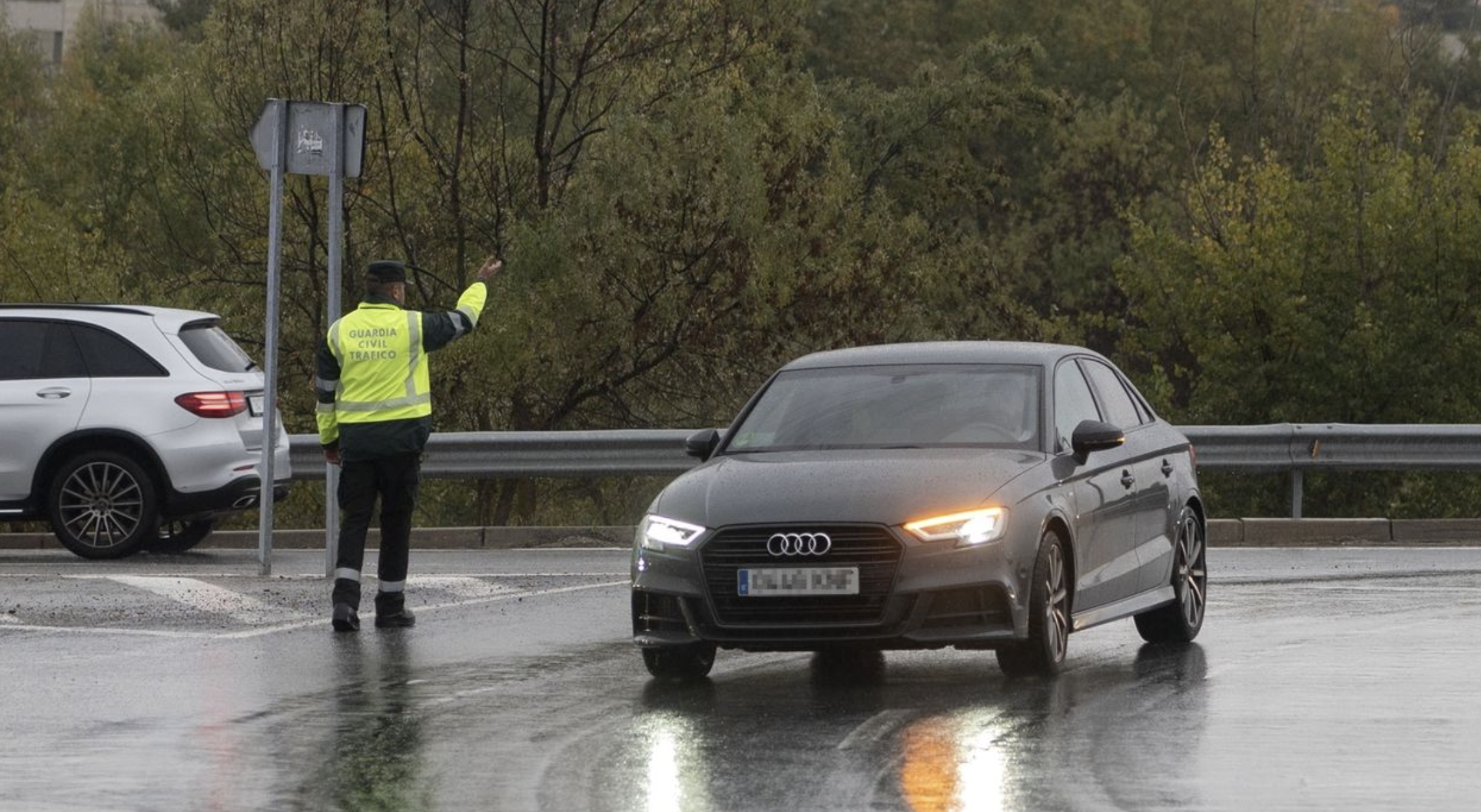 Tráfico lento en la M-50, A-1, A-3 y A-5 por obras y lluvias torrenciales en Madrid