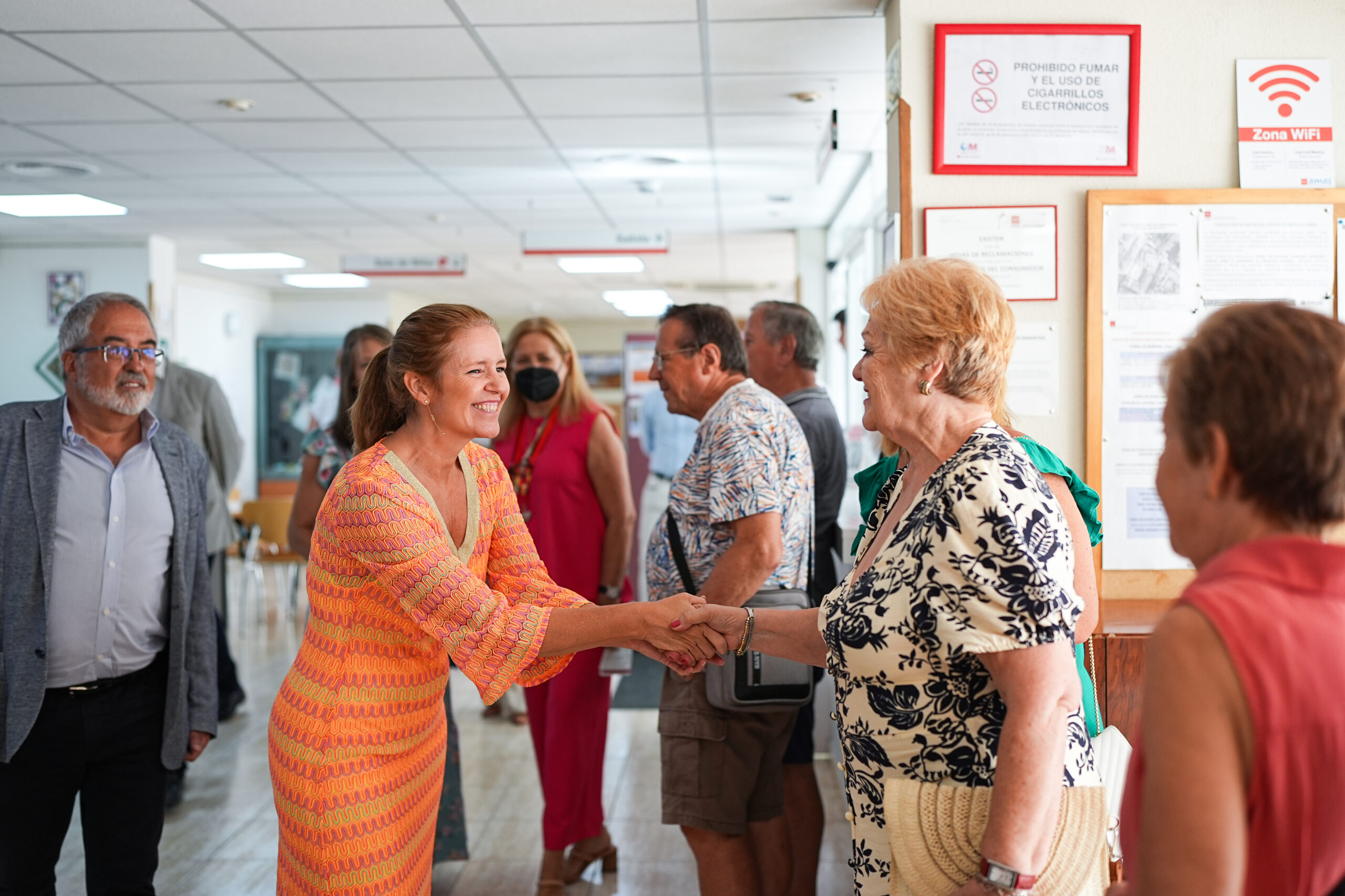 La Comunidad de Madrid invierte 13 millones en atención a la discapacidad, mayores y familias vulnerables de la Sierra Oeste Subtitular: Incremento del 5% en la inversión para mejorar los servicios sociales en diez municipios de la Mancomunidad de Servicios Sociales Sierra Oeste Texto: 5 de agosto de 2024.- La Comunidad de Madrid ha anunciado una inversión de 13 millones de euros en la atención a la dependencia, personas mayores y familias vulnerables en los municipios de la Sierra Oeste. Esta cifra representa un incremento del 5% respecto al año anterior, reflejando el compromiso del Gobierno regional con el bienestar social en esta área. Durante una visita al Centro de Mayores de San Lorenzo de El Escorial, la consejera de Familia, Juventud y Asuntos Sociales, Ana Dávila, destacó la importancia de estos recursos. "Los centros de mayores son lugares de encuentro que permiten a los mayores estar activos y acompañados, aspectos esenciales en nuestro compromiso férreo contra la soledad y en favor del envejecimiento saludable", afirmó Dávila. Este centro, que recibe cerca de medio millón de euros en 2024, atiende diariamente a 200 usuarios. En San Lorenzo de El Escorial, se destinan 2,2 millones de euros para mantener 88 plazas en residencias y 20 en un Centro de Día para personas con discapacidad y mayores. Además, la aportación a la residencia para menores con discapacidad Martínez Bujanda II en El Escorial ha aumentado a 827.000 euros, un 6% más que el año anterior, beneficiando a más de 400 vecinos con diversas prestaciones económicas vinculadas al servicio. Colmenarejo también se beneficia de esta inversión, con 2,6 millones de euros destinados a un centro ocupacional y una residencia para personas con discapacidad. Dentro del marco del convenio entre la Comunidad de Madrid y la Mancomunidad de Servicios Sociales Sierra Oeste, se desarrollan talleres de envejecimiento activo en la región, promoviendo hábitos saludables y el aprendizaje de informática y manejo de redes sociales. Los municipios incluidos en la Mancomunidad de Servicios Sociales Sierra Oeste, que se benefician de esta inversión, son Colmenarejo, El Escorial, Fresnedillas de la Oliva, Navalagamella, Robledo de Chavela, San Lorenzo de El Escorial, Santa María de la Alameda, Valdemaqueda, Valdemorillo y Zarzalejo. Esta iniciativa refuerza el compromiso de la Comunidad de Madrid con la mejora de la calidad de vida de sus ciudadanos más vulnerables, asegurando que reciban el apoyo y los recursos necesarios para una vida digna y activa.