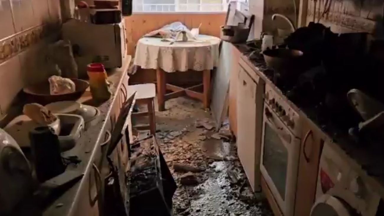 Policía y Bomberos salvan la vida de un hombre tras incendiarse su cocina en Alcorcón