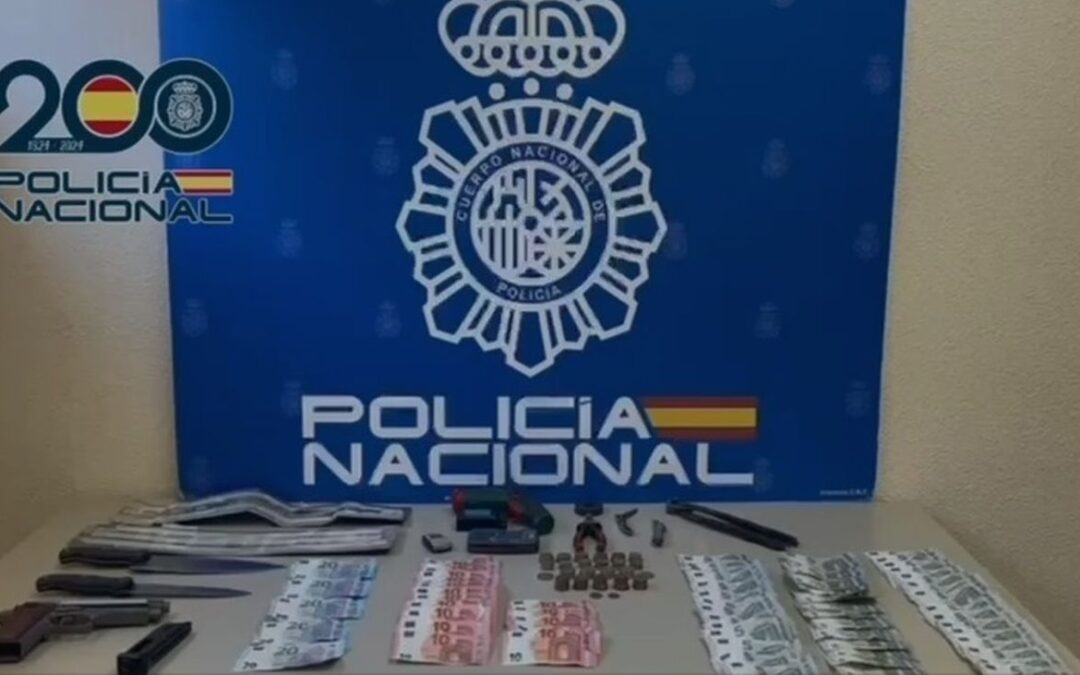 Dos detenidos tras atracar un estanco a punta de pistola en San Blas