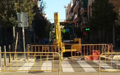 Hundimiento de calzada en Getafe provoca corte de tráfico en la calle San José de Calasanz