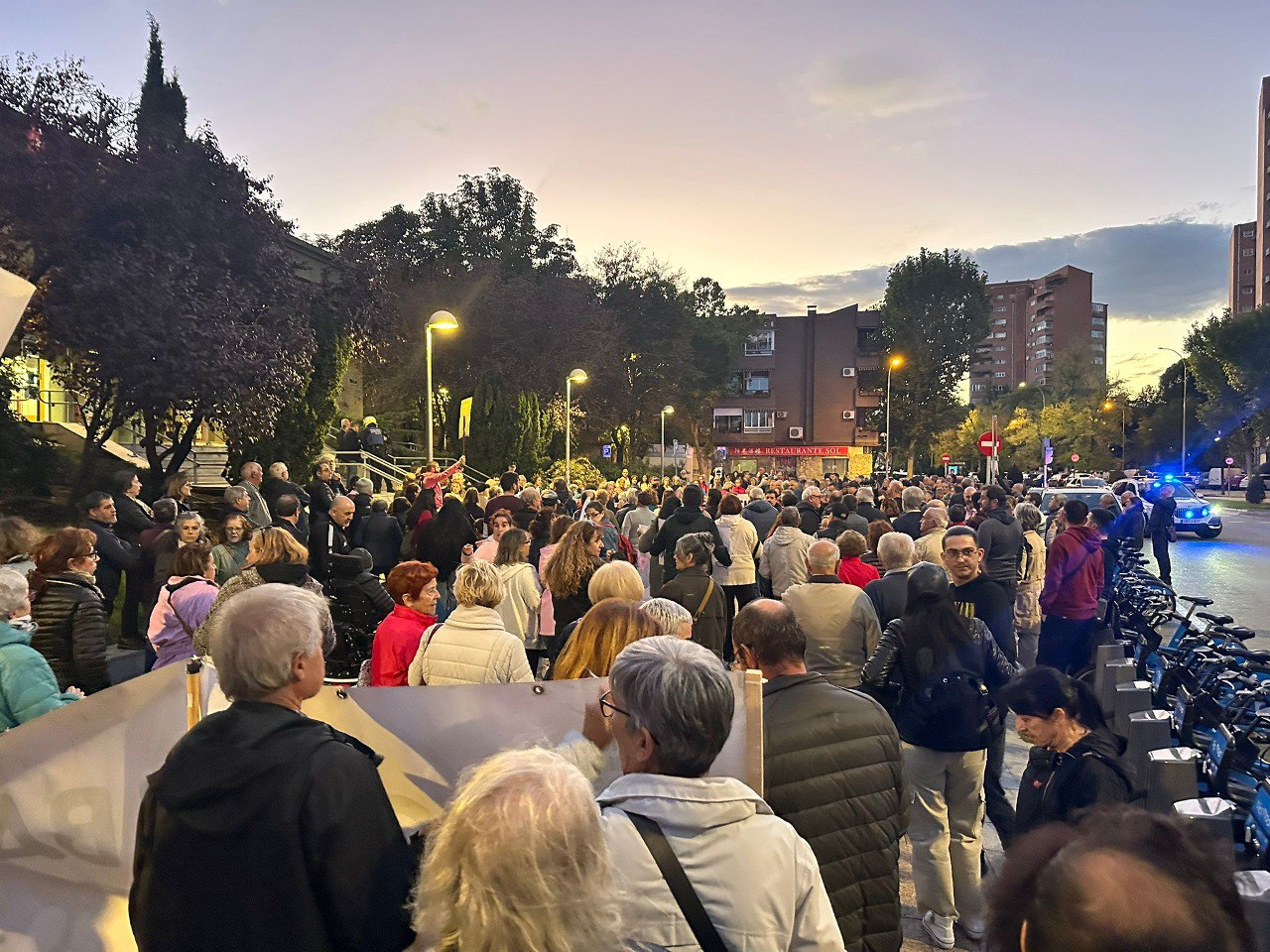 Vecinos de Villaverde y Usera protestan contra la apertura de un crematorio en la M-40