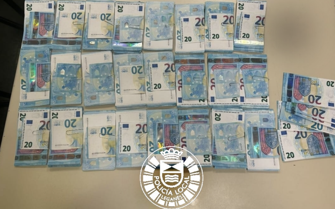 Dos detenidos en Leganés tras lanzar billetes falsos de 20 euros durante una persecución policial