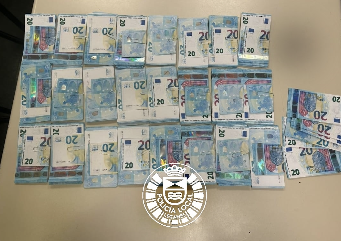 Dos detenidos en Leganés tras lanzar billetes falsos de 20 euros durante una persecución policial