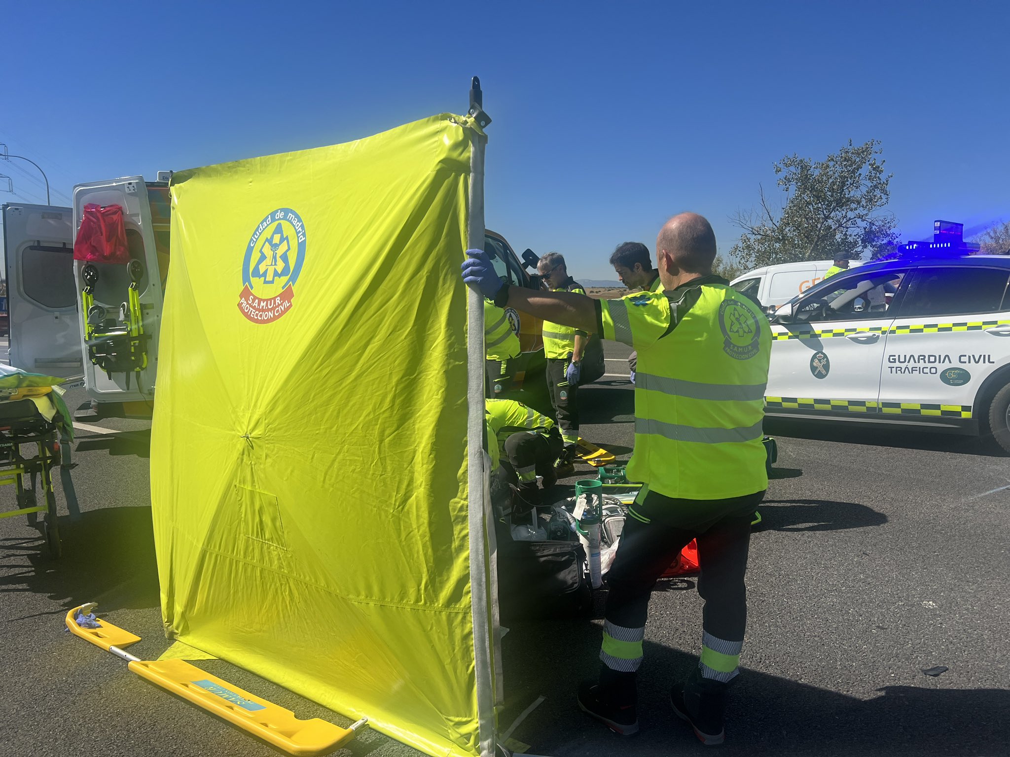 Grave accidente de un motorista de 76 años en la M-40, Fuencarral