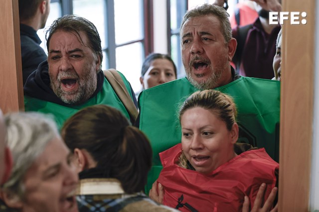 Manifestantes interrumpen la firma de un protocolo de vivienda del Gobierno en Madrid