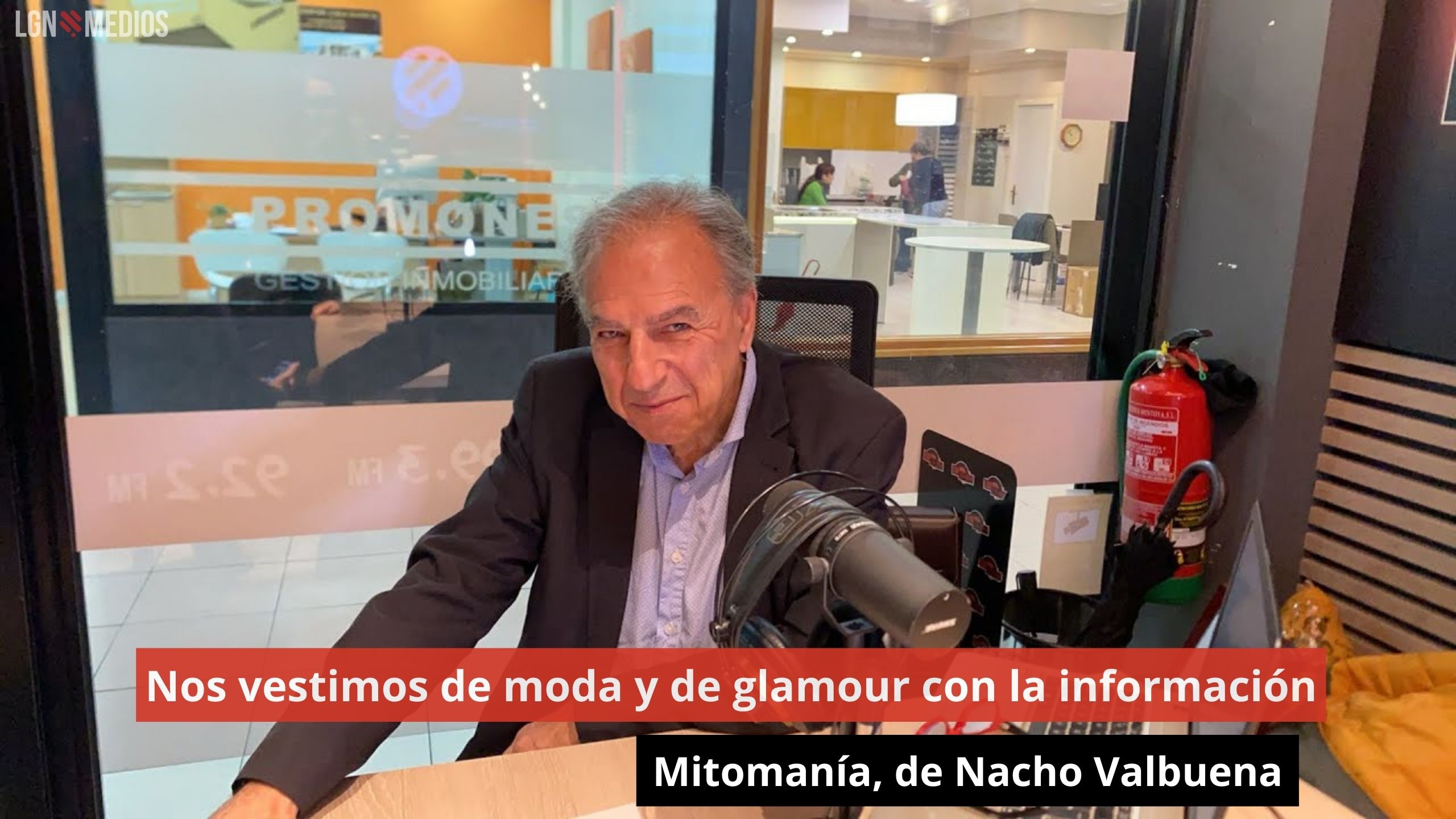 Nos vestimos de moda y de glamour con la información. Mitomanía, de Nacho Valbuena