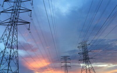 El precio de la luz cae más de un 40% este martes, hasta los 31,37 euros por MWh