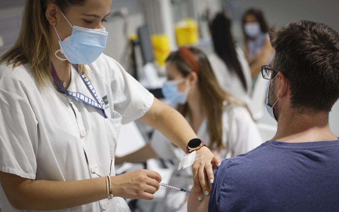 La campaña de vacunación contra la gripe y la Covid-19 en Madrid comienza el 7 de octubre