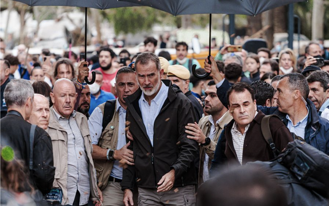 Tensión y disturbios durante la visita de los Reyes y Pedro Sánchez a Paiporta tras la DANA