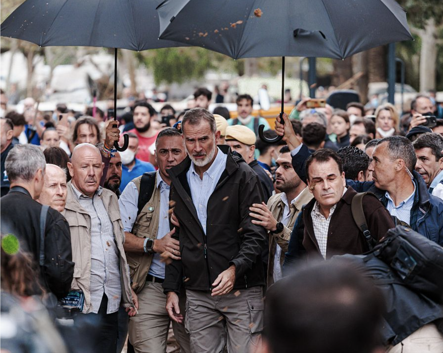 Tensión y disturbios durante la visita de los Reyes y Pedro Sánchez a Paiporta tras la DANA