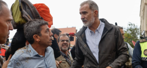 El rey Felipe junto al president de la Generalitat, Carlos Mazón, manchados de barro durante su visita a Paiporta EFE/ ANA ESCOBAR