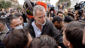 El rey Felipe junto al president de la Generalitat, Carlos Mazón, manchados de barro durante su visita a Paiporta EFE/ ANA ESCOBAR