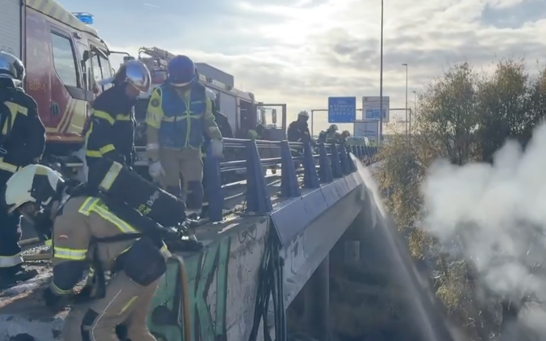 Incendio de dos camiones tras accidente en la M-50 provoca retenciones