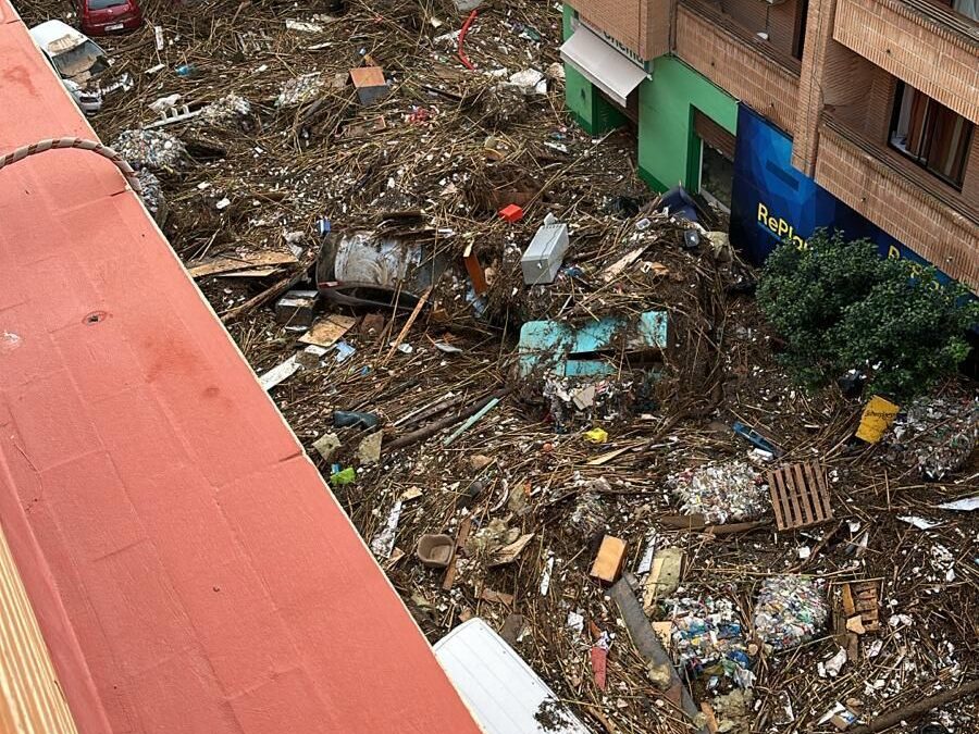 Restricciones y labores de rescate continúan tras la devastación de la DANA en Valencia