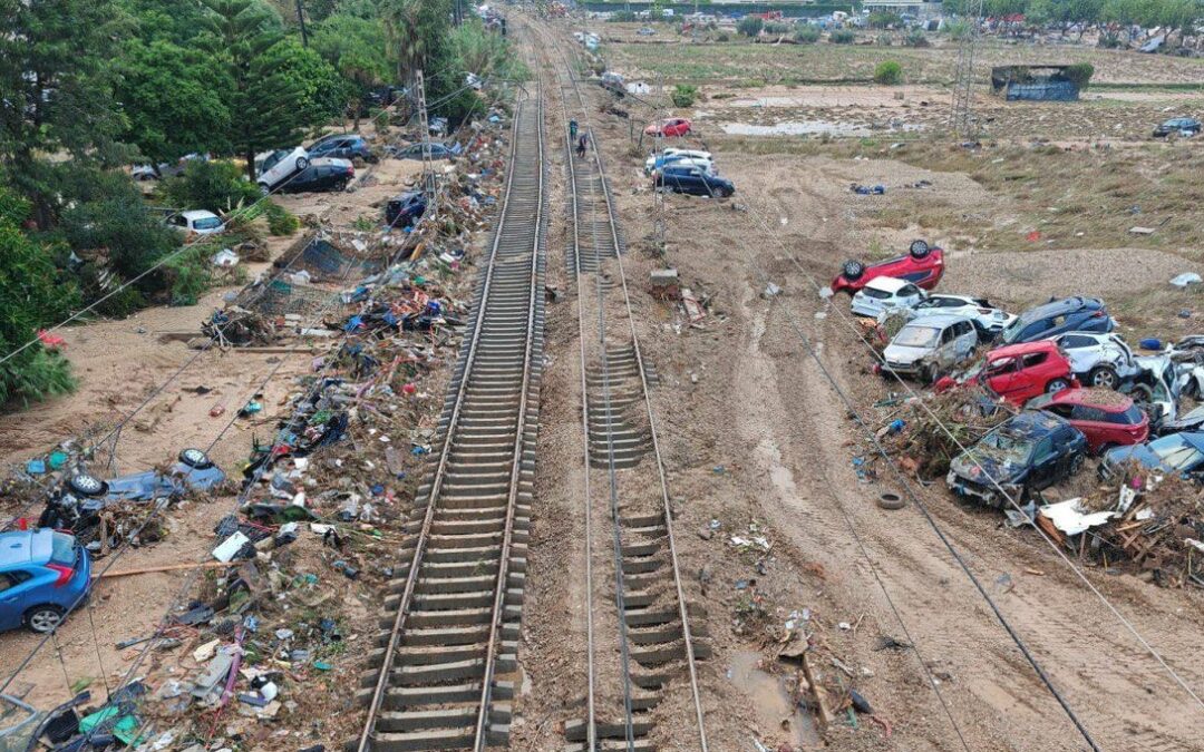 Decenas de carreteras y servicios de cercanías aún afectados por la DANA