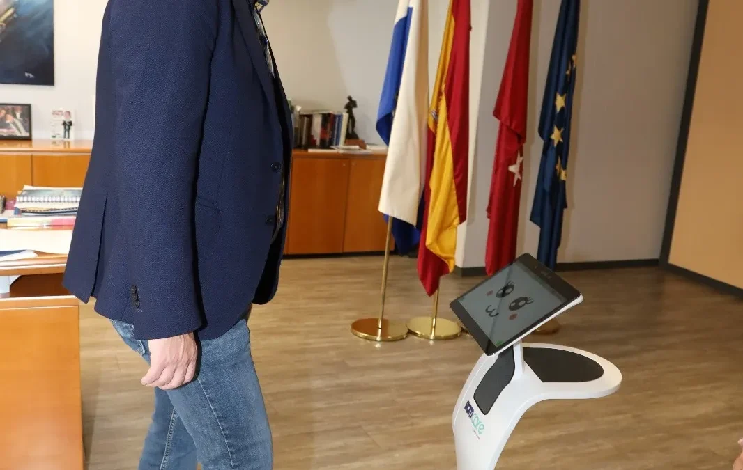 Fuenlabrada incorpora robots ‘Temi’ en centros de día para apoyar a mayores y profesionales