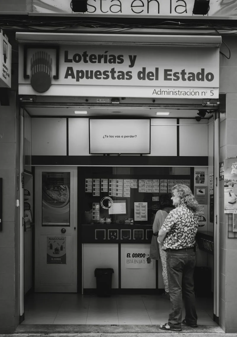 Colas y supersticiones marcan la cuenta atrás para la Lotería de Navidad