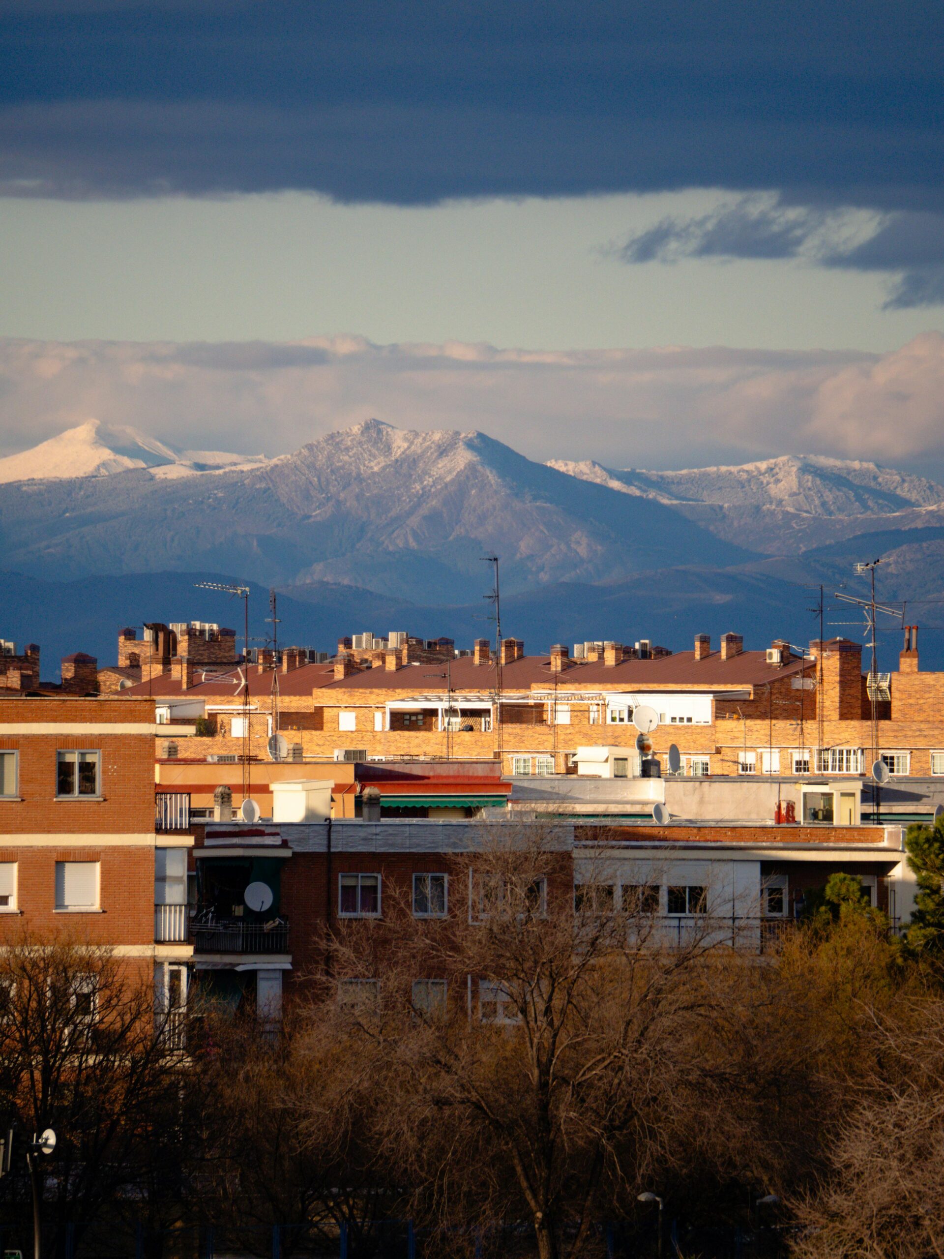 Suben las temperaturas en Madrid este jueves, con lluvias persistentes en la Sierra