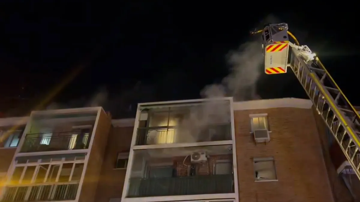 Extinguido un incendio en Carabanchel con 10 personas rescatadas y leves afectados por humo