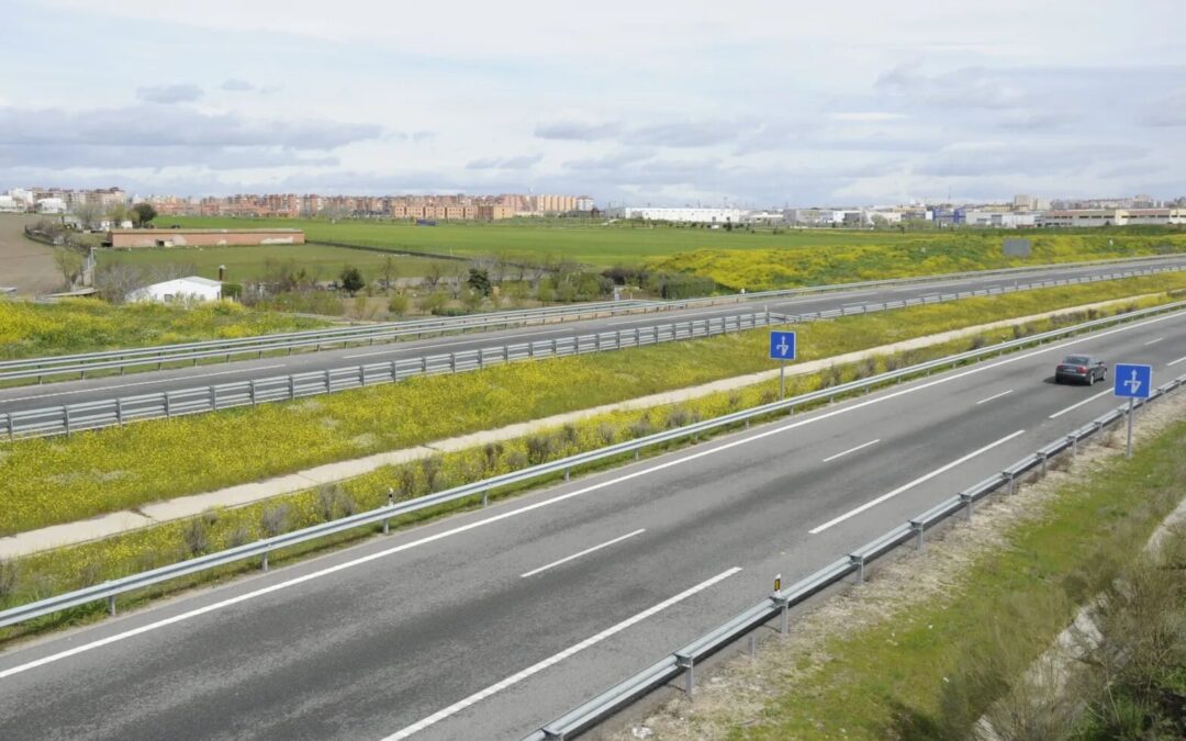 El Ministerio implementará un carril-bus y gratuidad para autobuses en la R-5 por las obras en la A-5