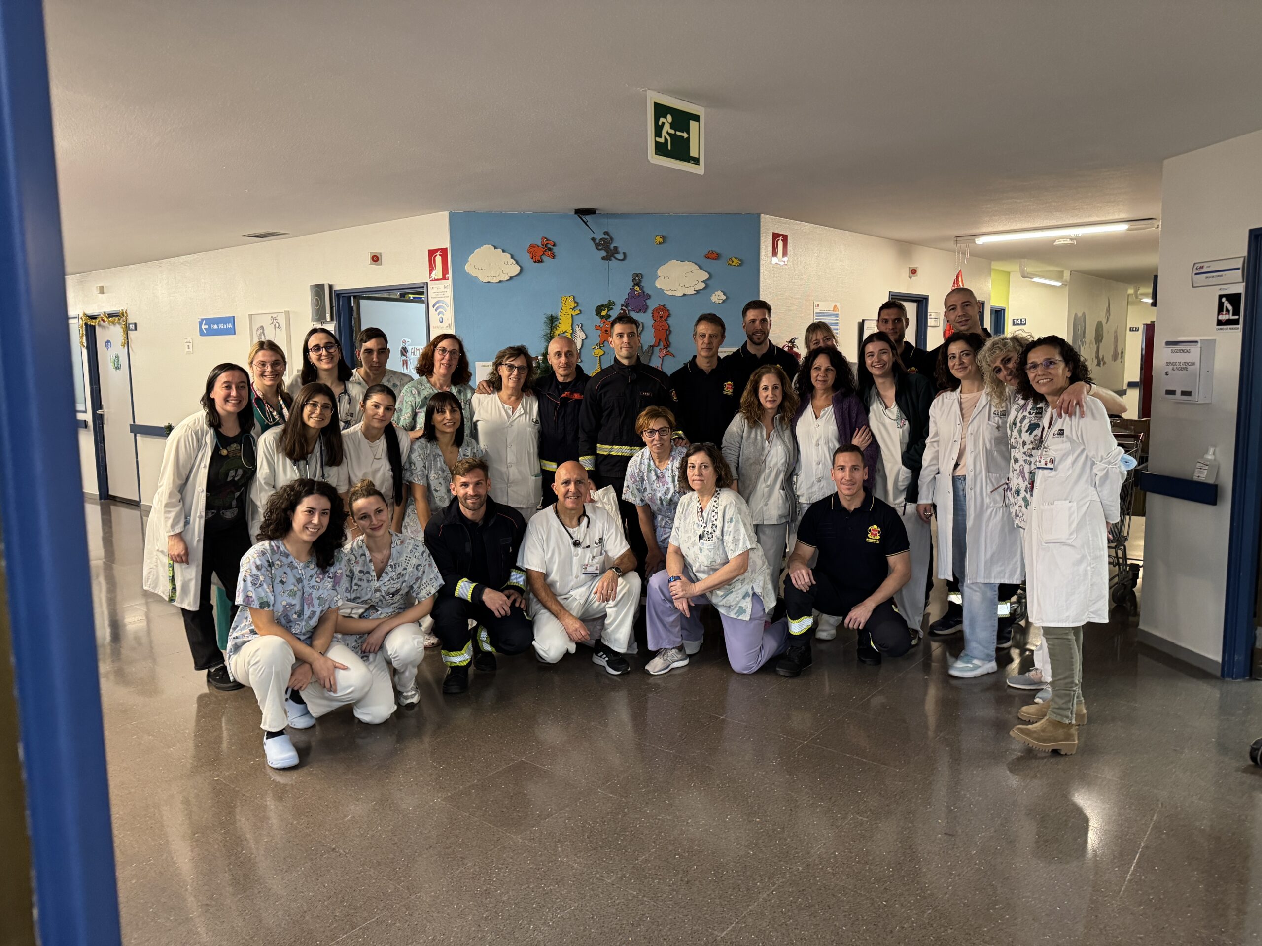 Bomberos de C. De Madrid alegran la Navidad a niños ingresados en 16 hospitales públicos