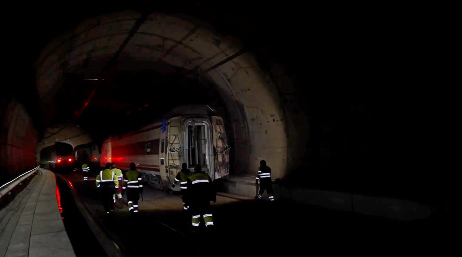 Retirado el tren que descarriló en octubre en el túnel de alta velocidad Atocha-Chamartín