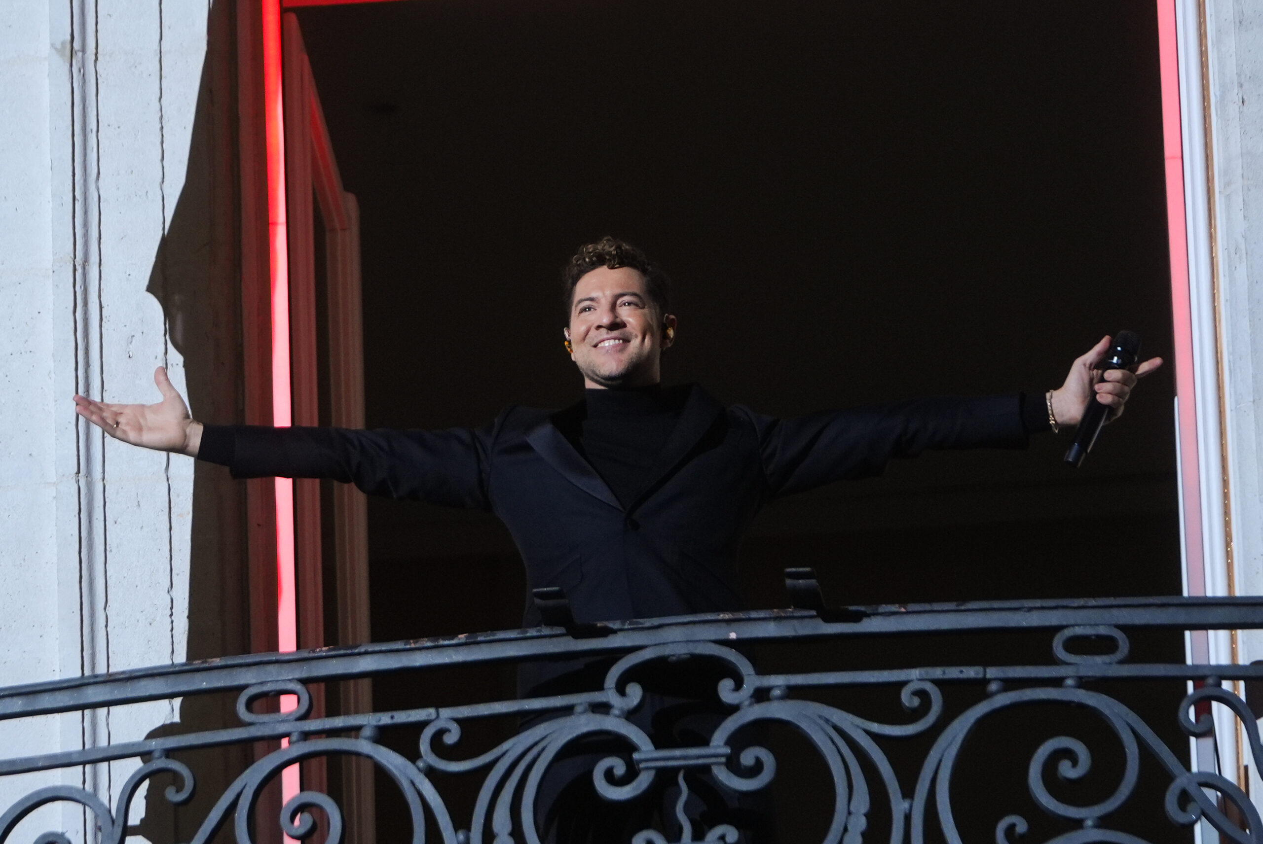 David Bisbal emociona en la Puerta del Sol con su villancico navideño