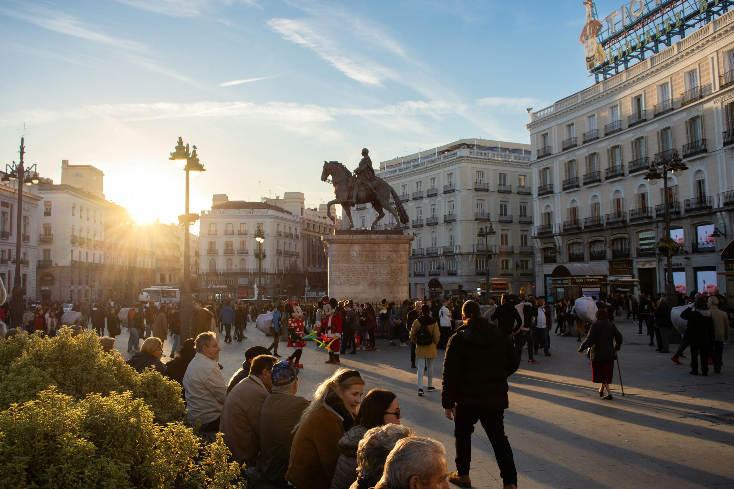 Críticas en Madrid al nuevo registro de viajeros por fallos técnicos y posibles riesgos legales