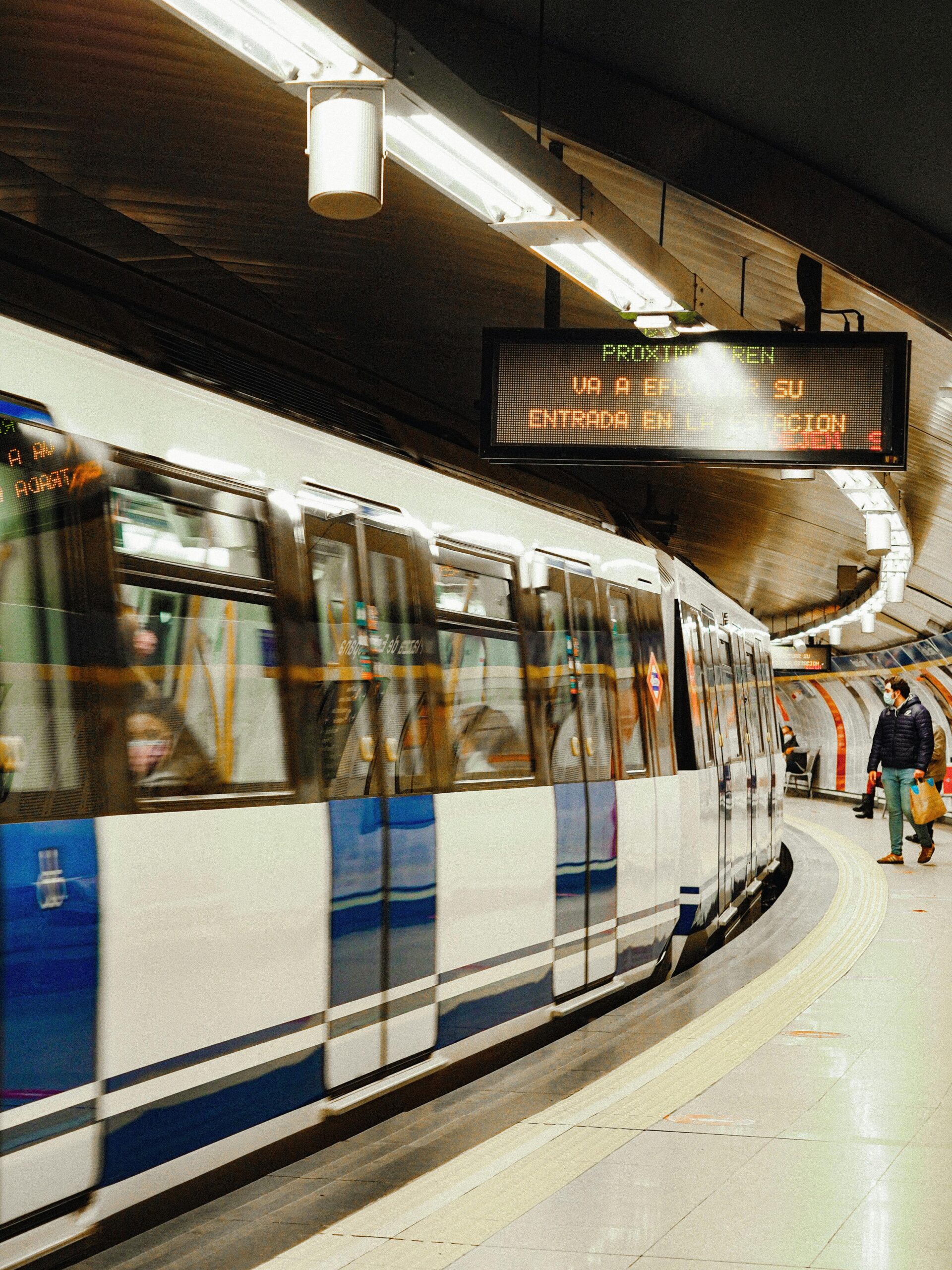 La Comunidad de Madrid mantendrá la rebaja del 60% en los abonos de transporte público hasta junio de 2025