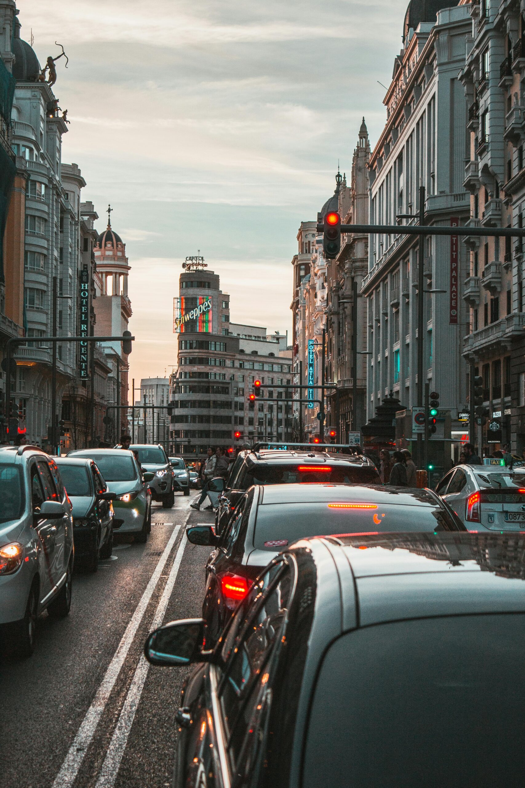 Los vehículos sin distintivo ambiental podrán aparcar en sus barrios en Madrid durante 2025