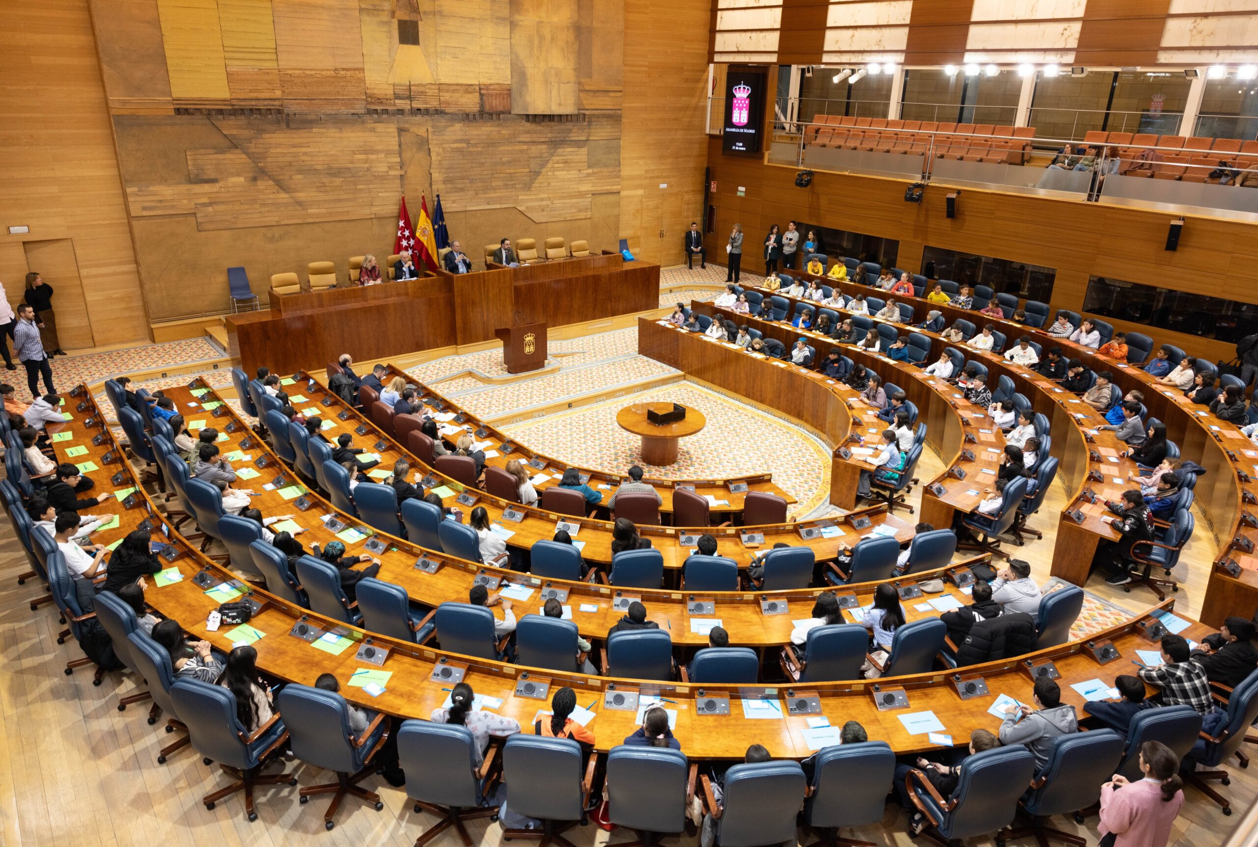 La Asamblea de Madrid aprueba una subida del 6% en los sueldos de los diputados