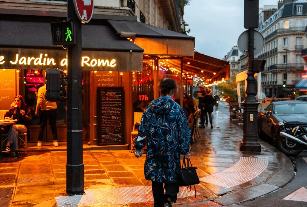 Lluvia complica el tráfico matutino en Madrid, causando importantes atascos