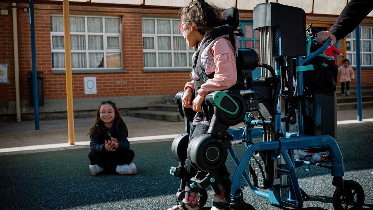 TeleMadrid_Minerva Cardozo camina gracias al primer exoesqueleto pediátrico de uso doméstico en Europa