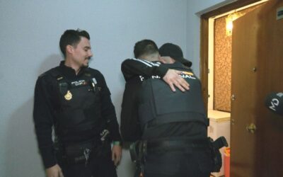 Dos agentes de la Policía Nacional rescataron a dos personas atrapadas en una vivienda envuelta en llamas