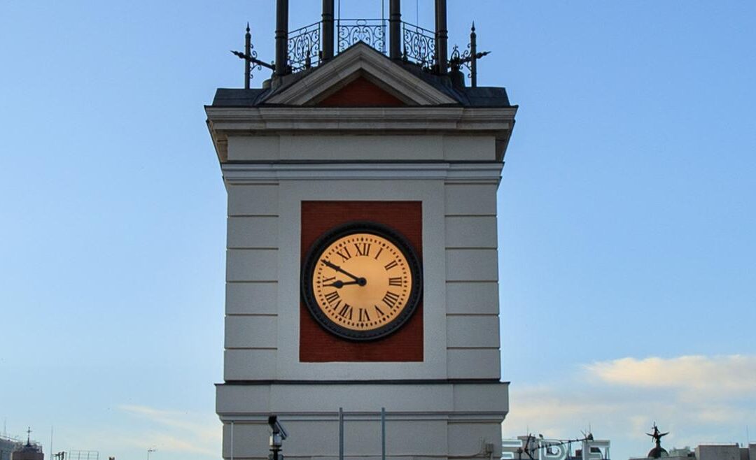 El reloj de la Puerta del Sol se detiene temporalmente para su primera limpieza en 30 años