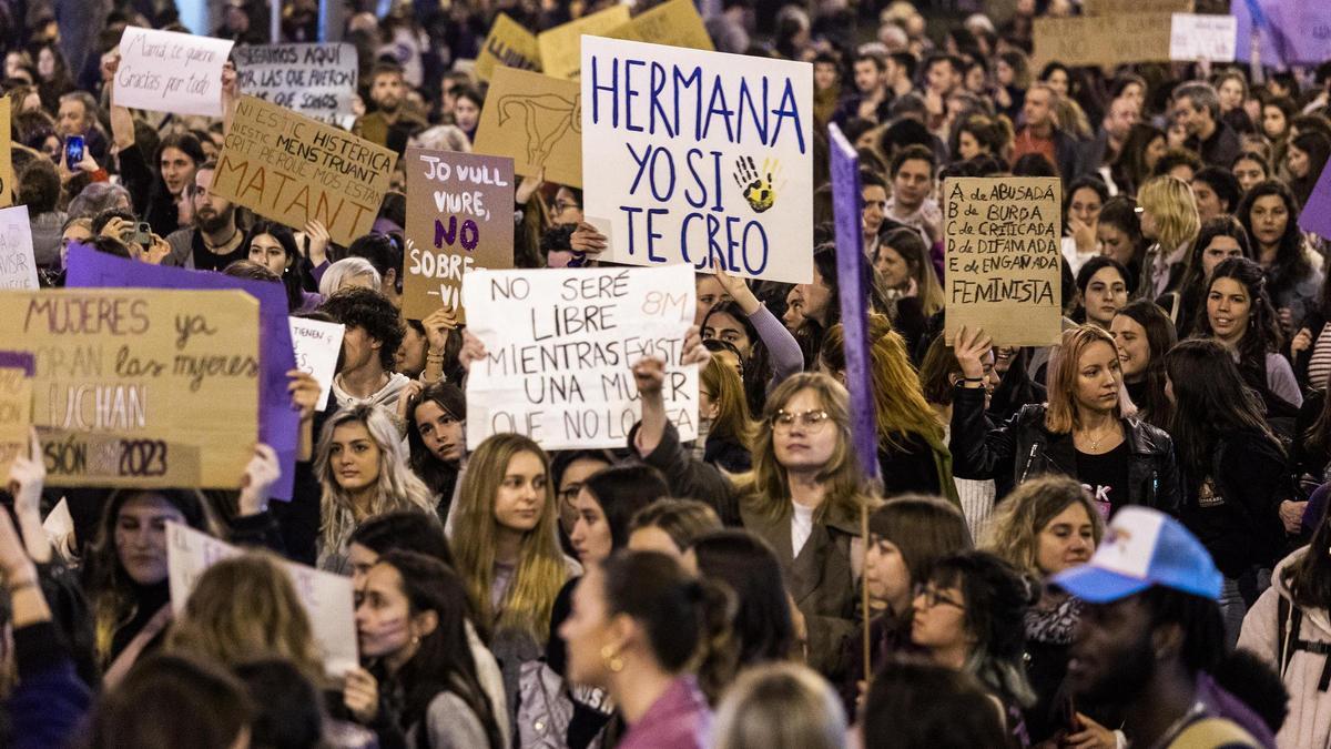 Elperiódico_La lluvia también se sumó a reivindicar en el Día de la Mujer