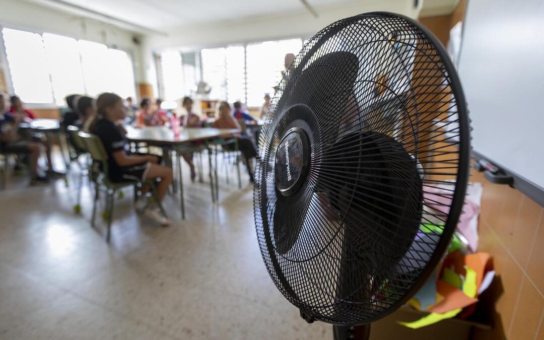 Niños a 40 grados en clase: Móstoles sigue sin ventiladores en sus colegios