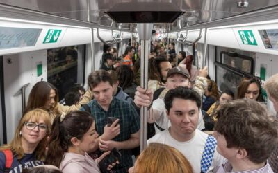 Metro de Madrid pide dejar de apoyarse en las barras: un gesto habitual que pone en riesgo a otros pasajeros