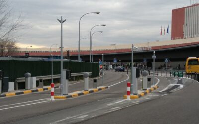 Personas sin hogar se refugian en el parking de la T-4 tras los nuevos controles en Barajas