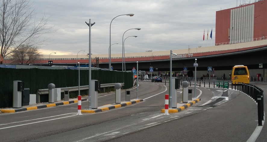 Personas sin hogar se refugian en el parking de la T-4 tras los nuevos controles en Barajas