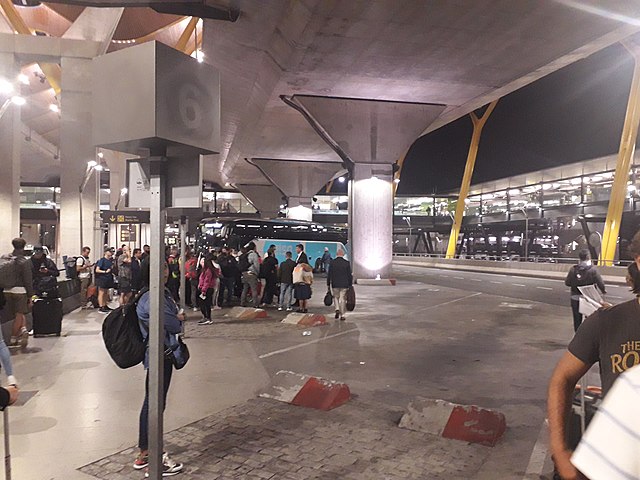 WikiCommons_AENA impone restricciones nocturnas en Barajas y limita el acceso a personas sin hogar