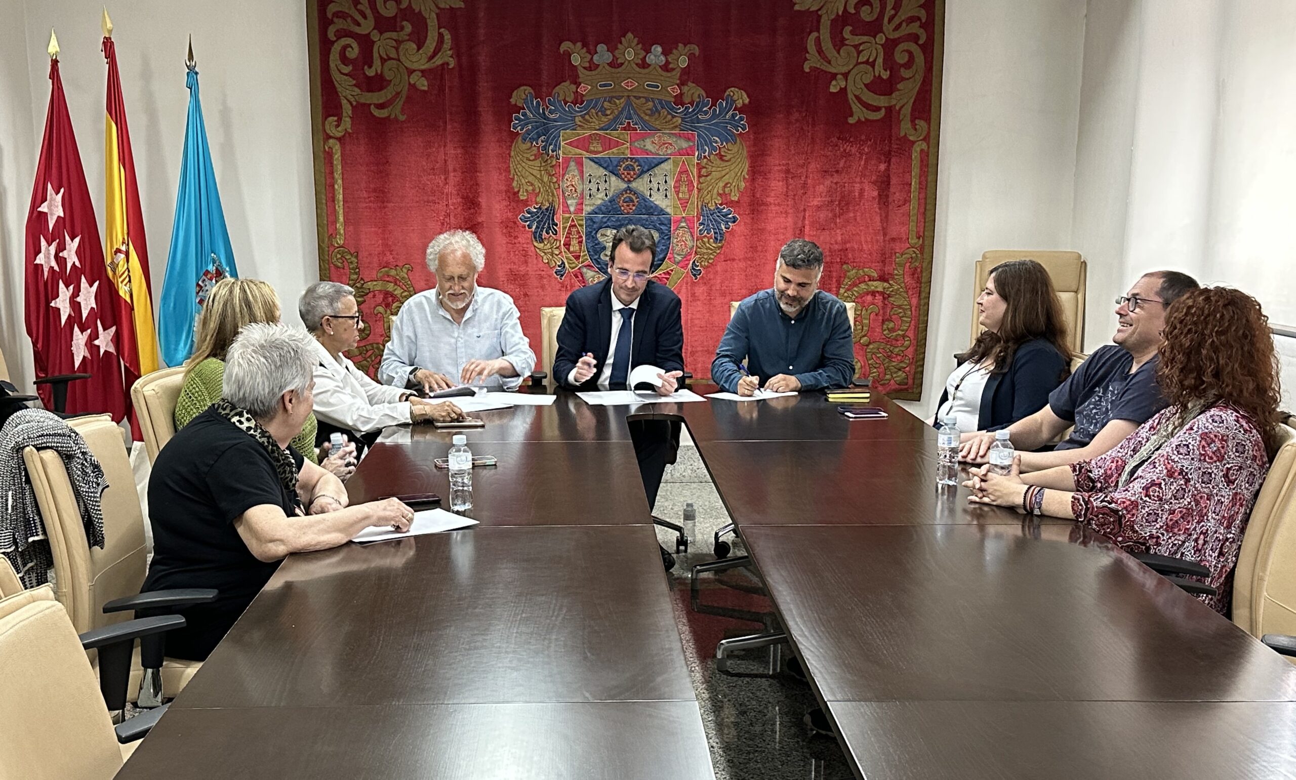 PrensadeLeganés_El Ayuntamiento de Leganés firma un acuerdo clave con las asociaciones vecinales