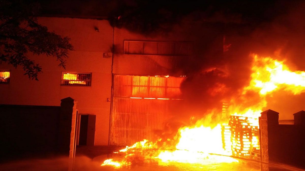 ConsorcioBomberosmurcia_Arde una nave abandonada en Móstoles sin dejar heridos