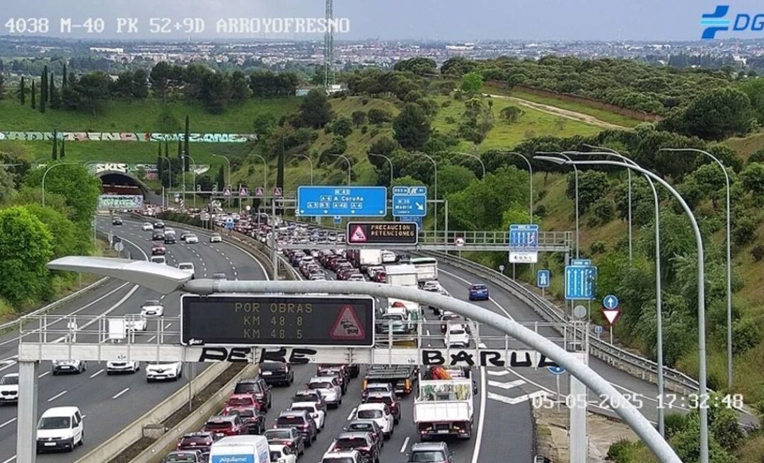 Plancha desprendida en la M-40 causa atasco de ocho kilómetros