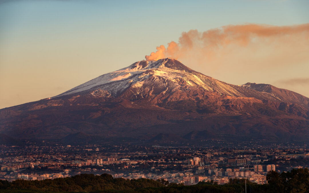 El volcán Etna entra en erupción con una columna de humo de 5 kilómetros