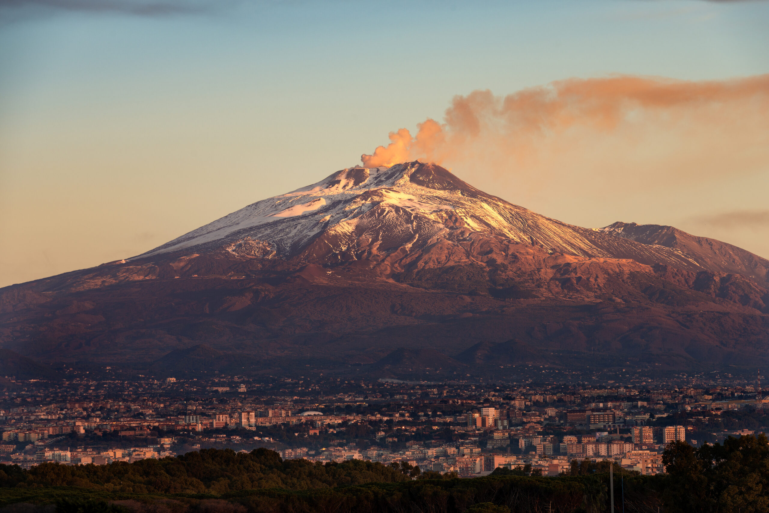 Italiait_El volcán Etna entra en erupción con una columna de humo de 5 kilómetros