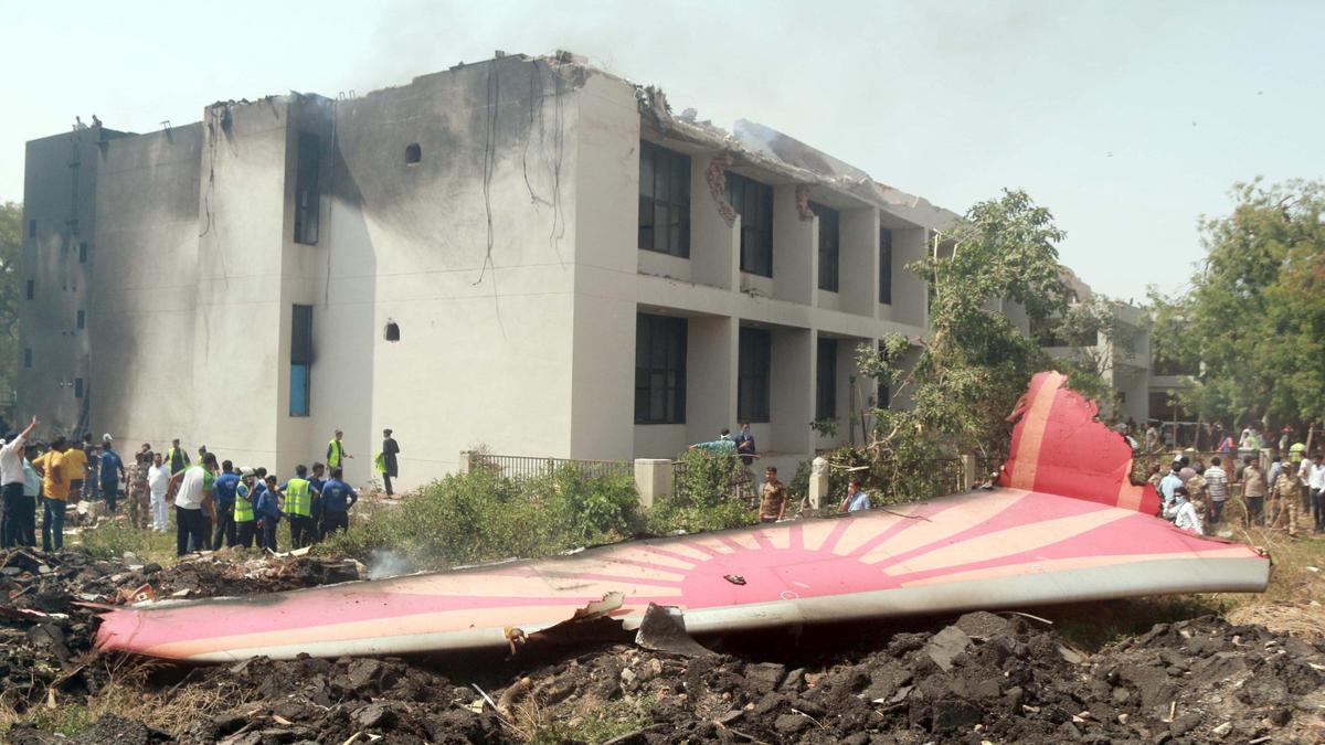 ElPeriodico_Dos pasajeros se salvan milagrosamente tras accidente del vuelo de Air India en Ahmedabad