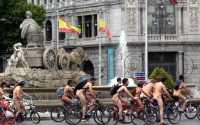 Más seguridad para ciclistas: marcha ciclonudista recorre Madrid contra la violencia vial